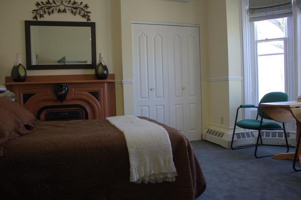 Garden South Park Inn Halifax Room photo